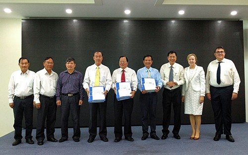 Bàn giao tài liệu cho đại diện 3 tỉnh An Giang, Cần Thơ và Kiên Giang.